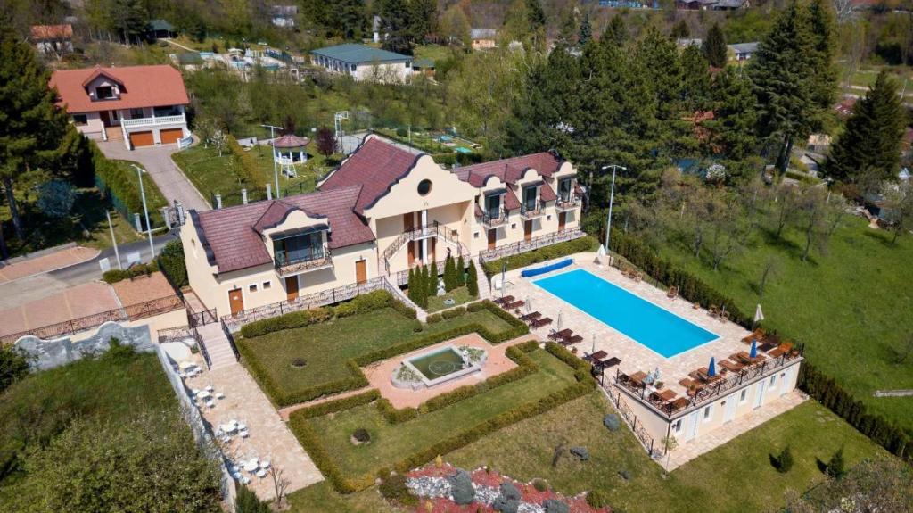 Bassein majutusasutuses Sunčani Breg Apartments Vrdnik või selle lähedal