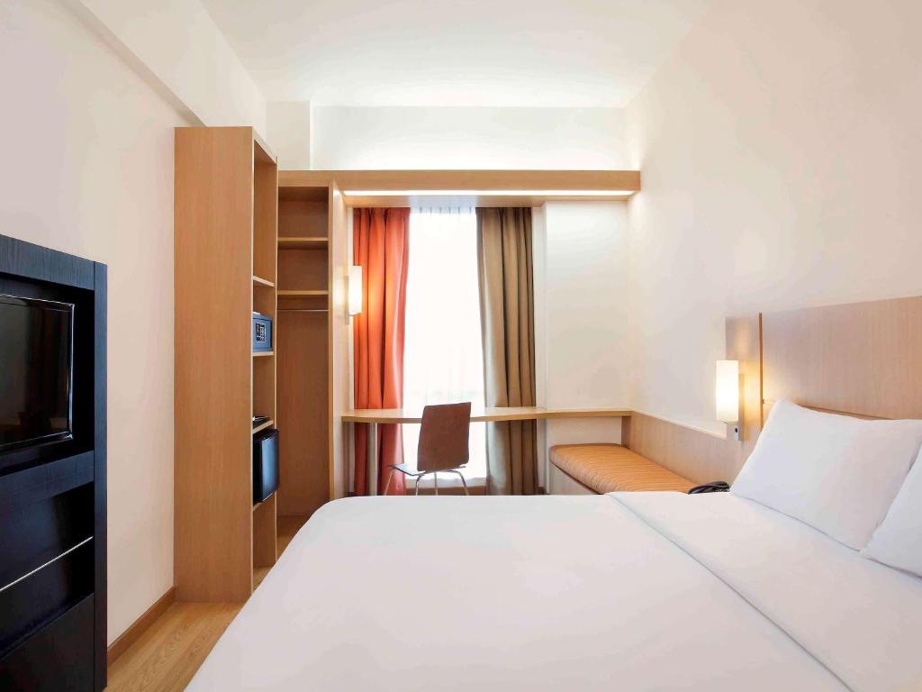 Postel nebo postele na pokoji v ubytování Ibis Bandung Trans Studio