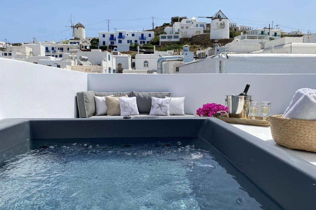 ミコノス・シティにあるMykonos 22のバルコニーの上に水のプール