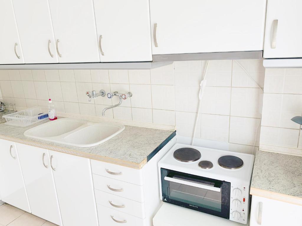 A kitchen or kitchenette at Anna's 3 Rooms Apartment Nei Epivates Beach