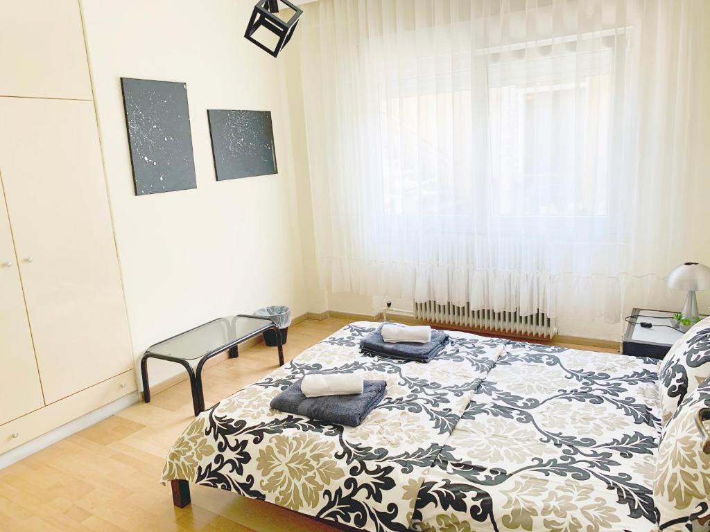 A bed or beds in a room at Anna's 3 Rooms Apartment Nei Epivates Beach