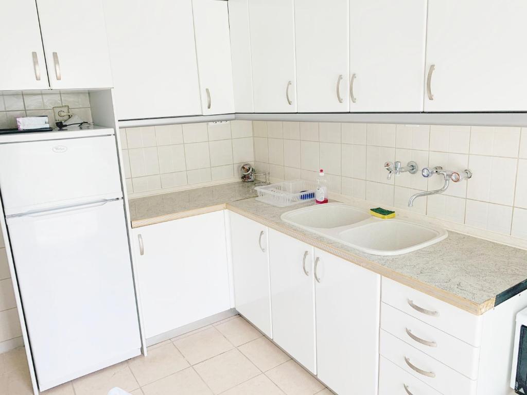 A kitchen or kitchenette at Anna's 3 Rooms Apartment Nei Epivates Beach