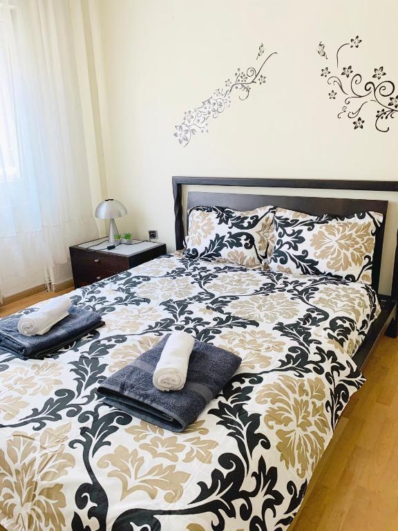 A bed or beds in a room at Anna's 3 Rooms Apartment Nei Epivates Beach