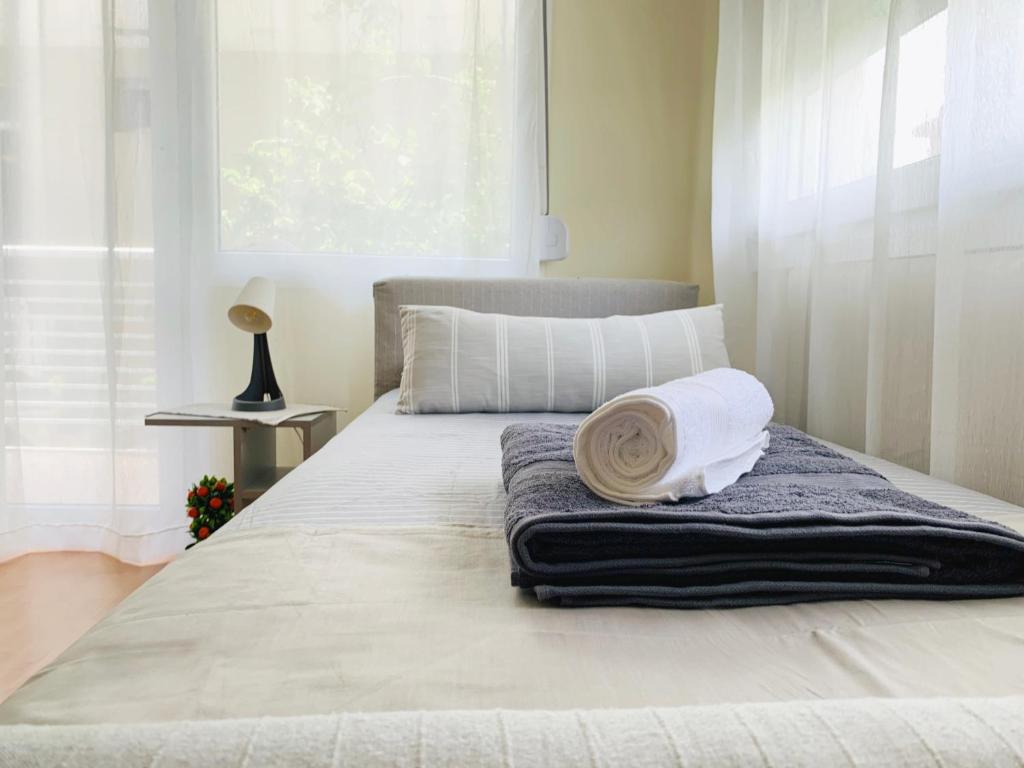 A bed or beds in a room at Anna's 3 Rooms Apartment Nei Epivates Beach