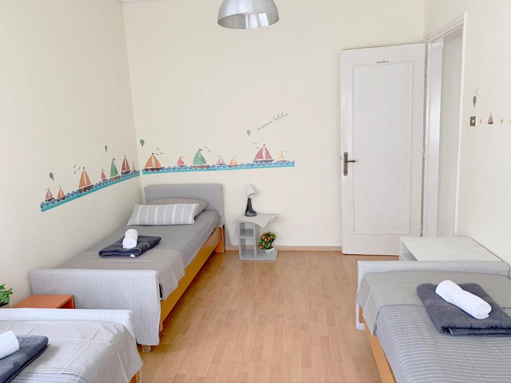 A bed or beds in a room at Anna's 3 Rooms Apartment Nei Epivates Beach