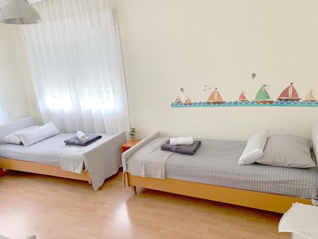 A bed or beds in a room at Anna's 3 Rooms Apartment Nei Epivates Beach