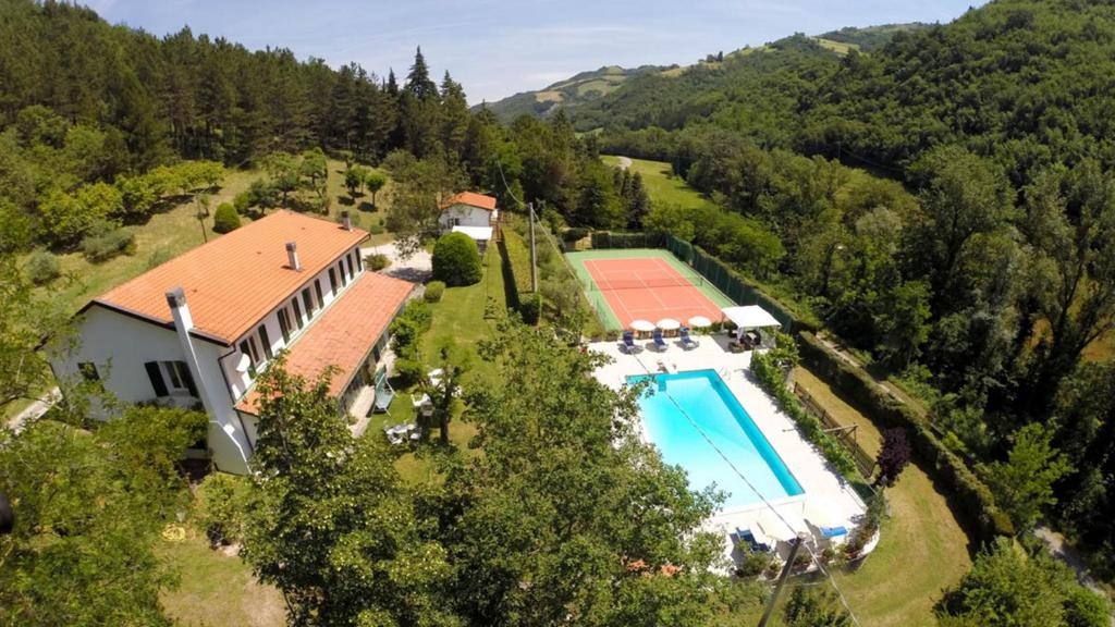 una vista aérea de una casa con pista de tenis en La Villa Dina 12, Emma Villas, en Modigliana