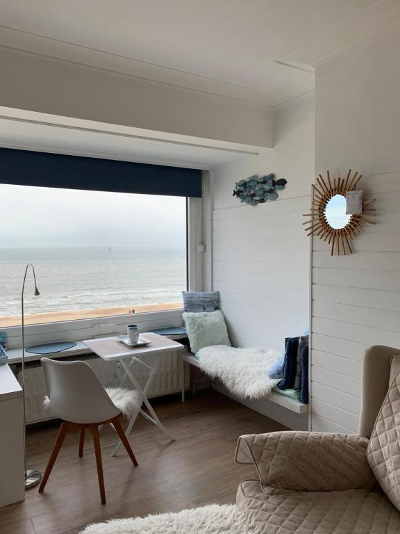 uma sala de estar com vista para o oceano em Santiago seaview em Oostende