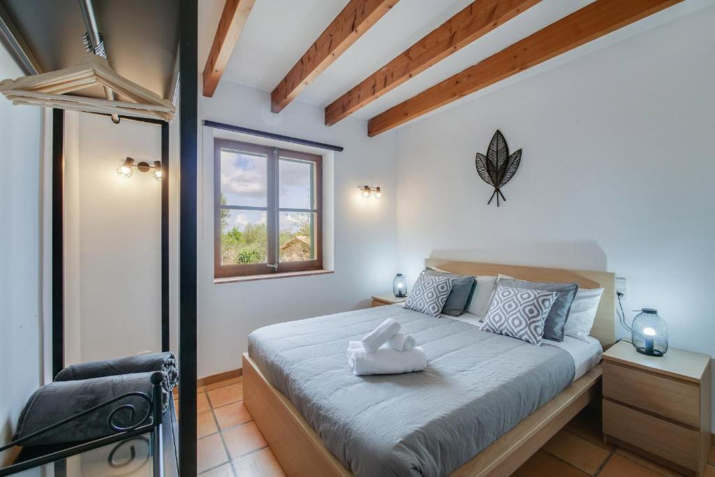 Postel nebo postele na pokoji v ubytování Finca Calderitx