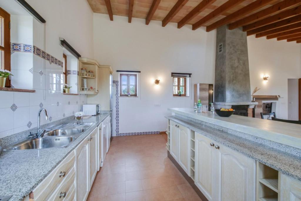 Kuchyň nebo kuchyňský kout v ubytování Finca Calderitx