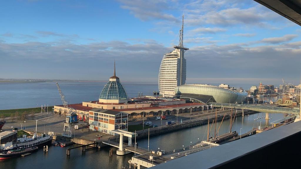 uma vista para uma cidade com um edifício alto em Ferienwohnung Havenwelten em Bremerhaven