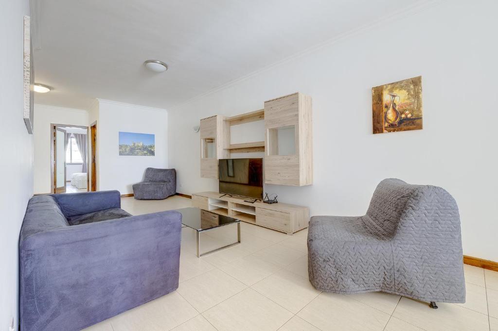 - un salon avec deux chaises et un canapé dans l'établissement Modern 3 Bedroom Apartment in Central Sliema, à Sliema