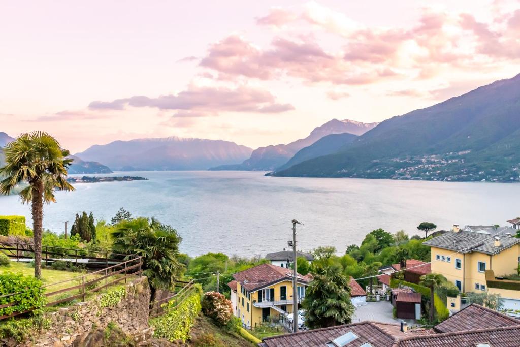 科利科的住宿－B&B e Residence Abbazia di Piona，享有以山脉为背景的湖泊美景