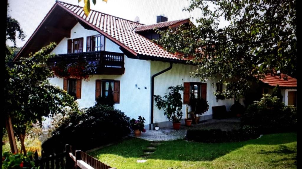 a white house with a red roof at Haus Brigitte im Dreiländereck in Neureichenau