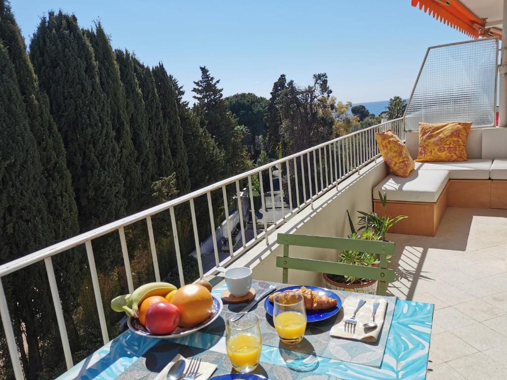une table avec un bol de fruits sur un balcon dans l'établissement Sunset Loft, à Cannes