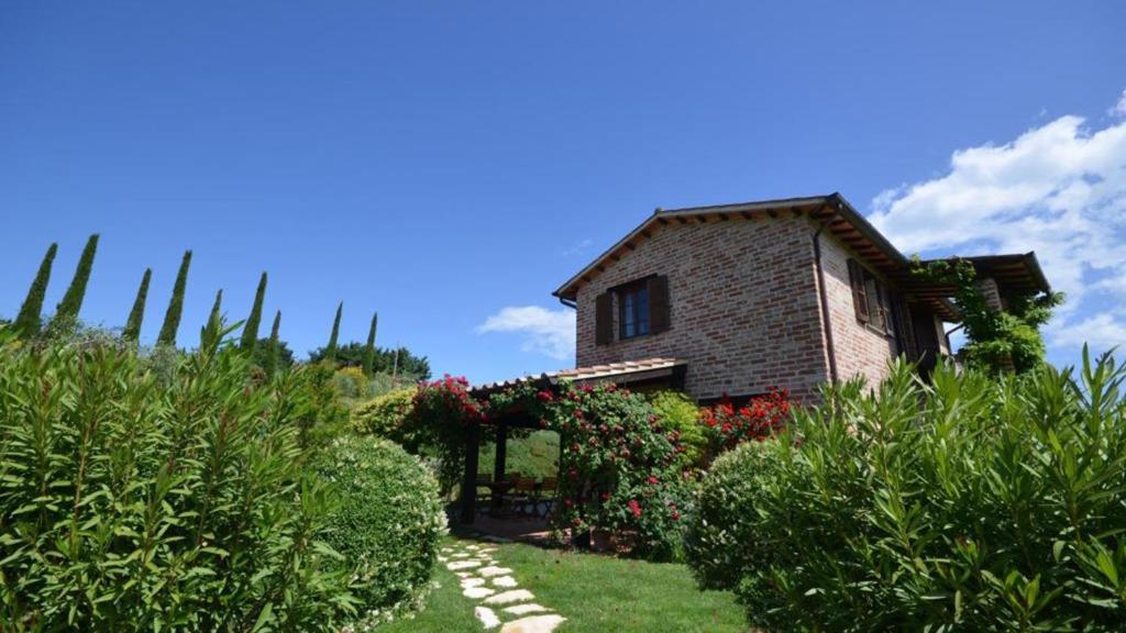 A garden outside CASETTA SELVELLA 4&1, Emma Villas