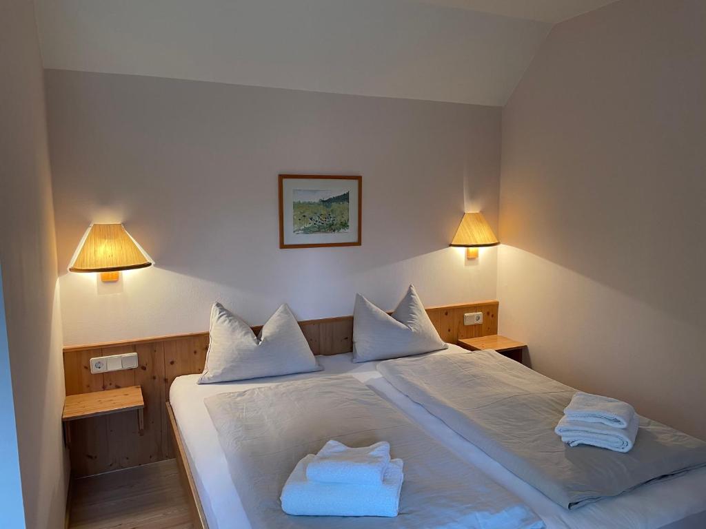 A bed or beds in a room at Am Herrensee