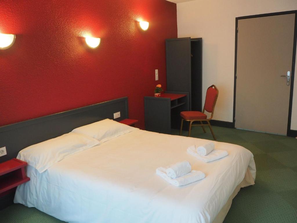 Rúm í herbergi á HOTEL LE FOIRAIL