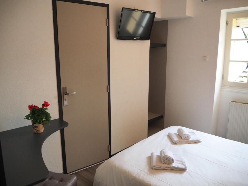 Rúm í herbergi á HOTEL LE FOIRAIL