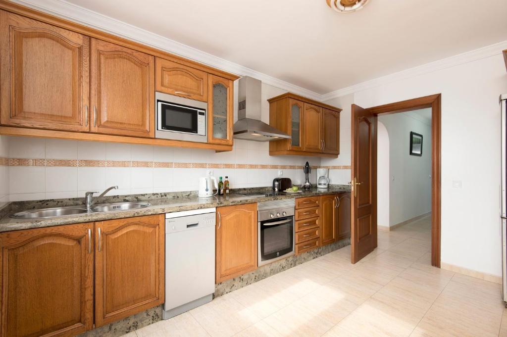 Kuchyň nebo kuchyňský kout v ubytování Villa Vesubio by Villa Plus