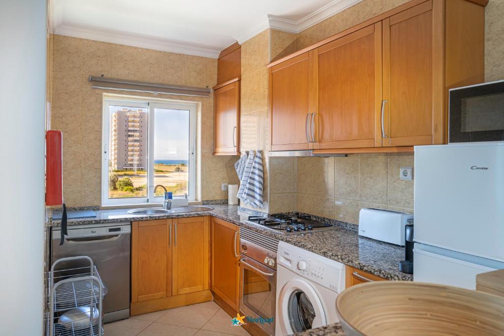 Kuchyň nebo kuchyňský kout v ubytování Vila da Praia - Apartamento Viva Local