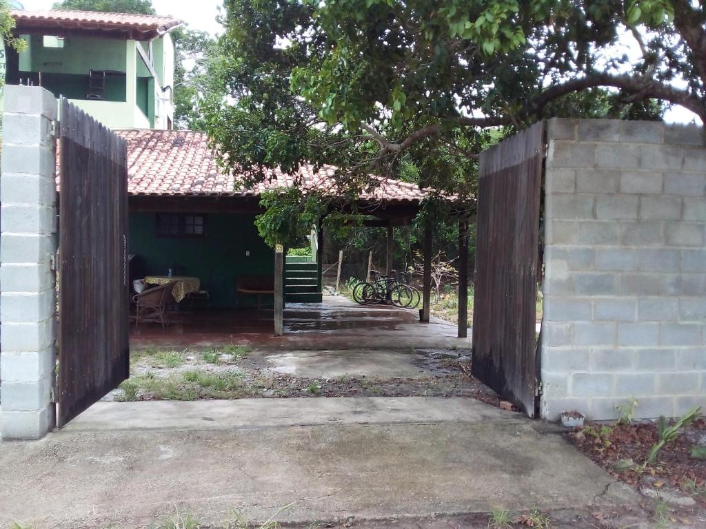 una entrada a una casa con una puerta de madera en F2xs Guest house en Saquarema