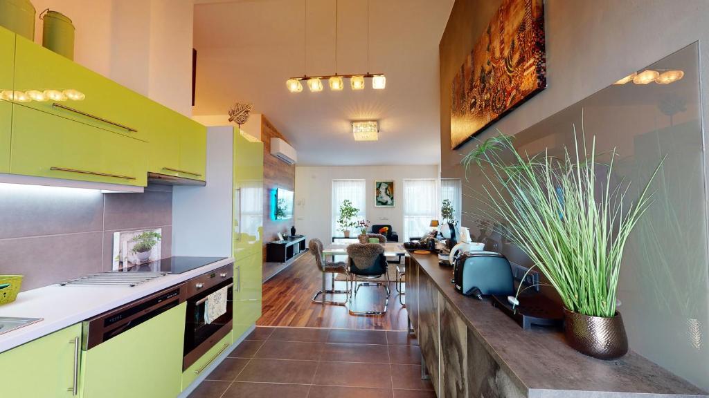 een keuken met gele kasten en een woonkamer bij Central Home Budapest in Boedapest