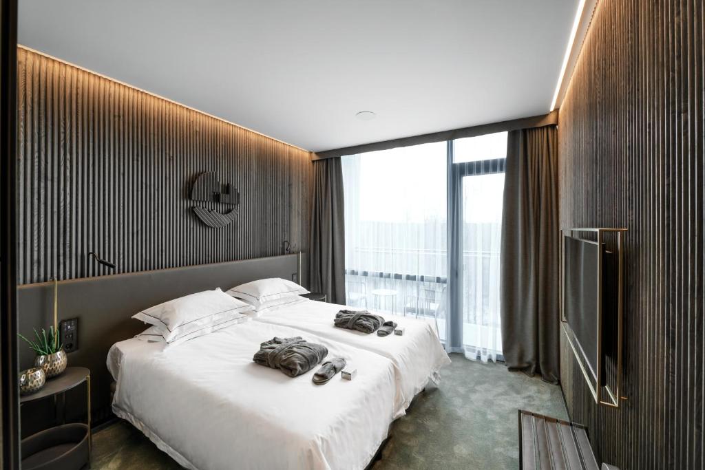 ein Schlafzimmer mit großem Bett und großem Fenster in der Unterkunft Mana Sleep &amp; Spa in Druskininkai