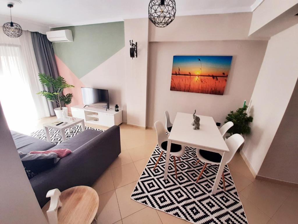 uma sala de estar com um sofá e uma mesa em Sweet Apartment em Tessalônica