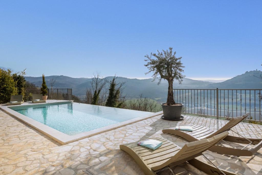 Bazén v ubytování Beautiful villa San Bartolo in Istria nebo v jeho okolí