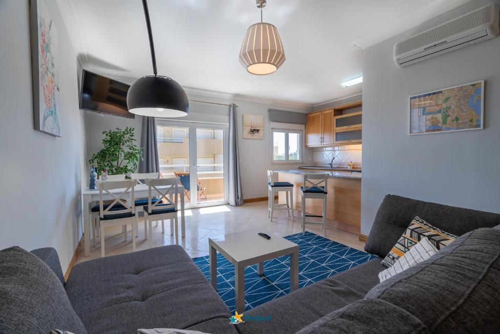 a living room with a couch and a table at Rotunda da Marina in Portimão