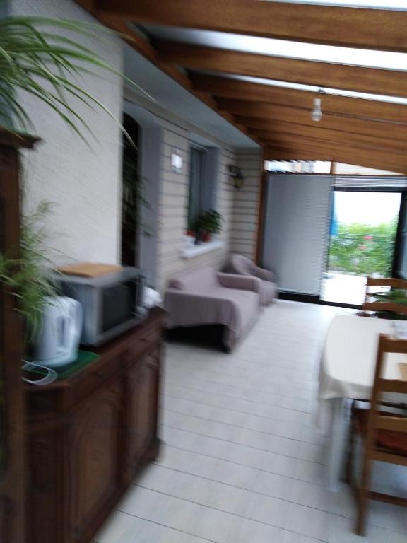 Posezení v ubytování chez Myla chambre avec tv écran plat et salle de bain privative