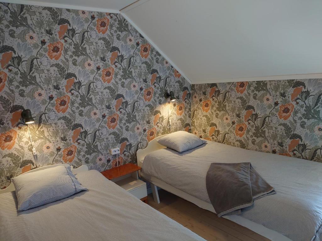 Postel nebo postele na pokoji v ubytování Vandrarhemmet Tallbacka/Ängelsberg Hostel