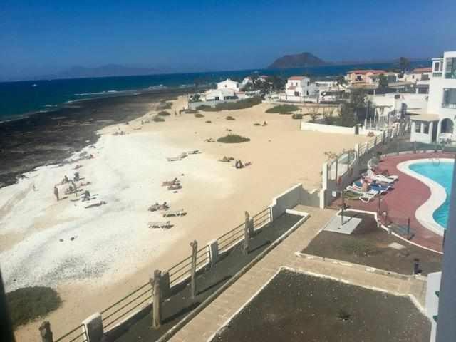 widok z lotu ptaka na plażę i ocean w obiekcie Apartamento Coral Bay II by Vacanzy Collection w Corralejo