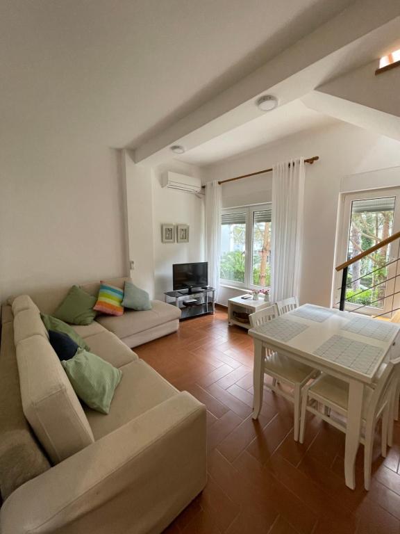 un soggiorno con divano e tavolo di Gjiri Lalzit Apartment a Durrës