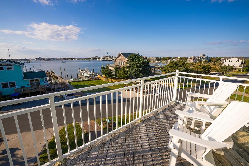 Rõdu või terrass majutusasutuses The Ocracoke Harbor Inn