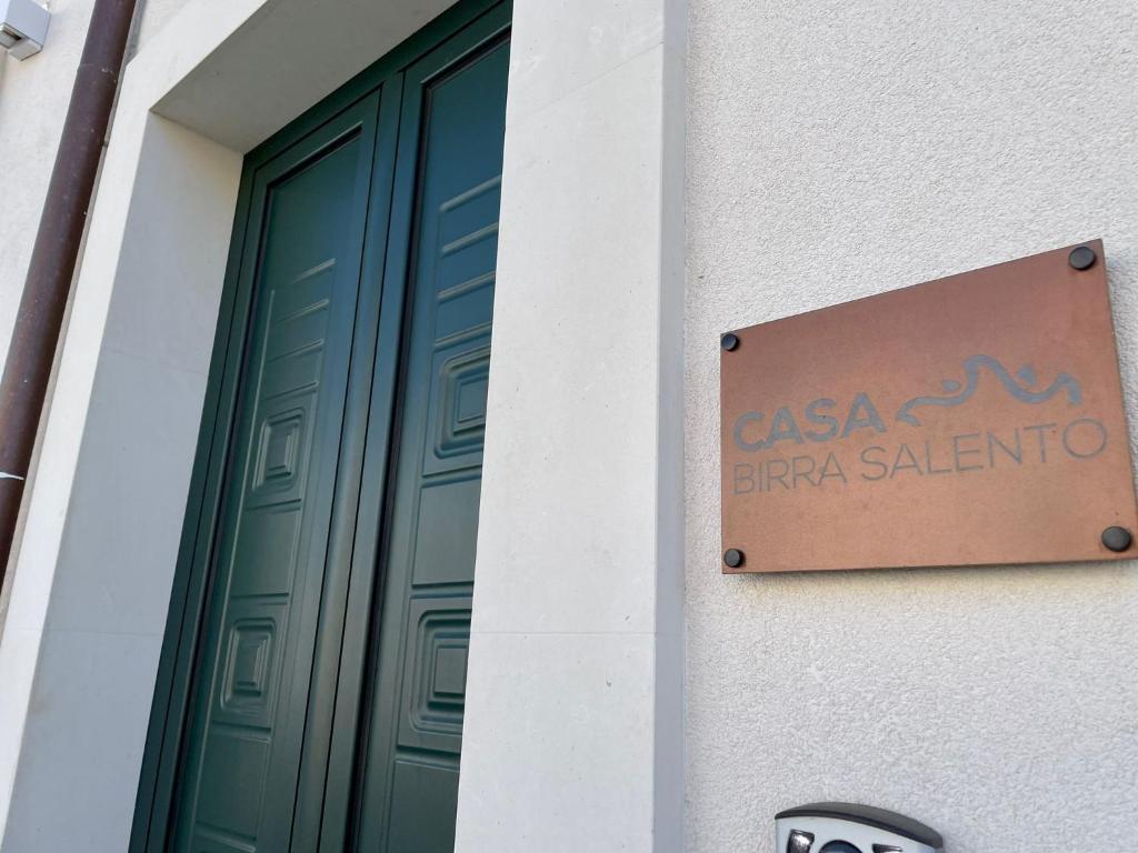 萊韋拉諾的住宿－Casa Birra Salento，建筑物一侧的标志