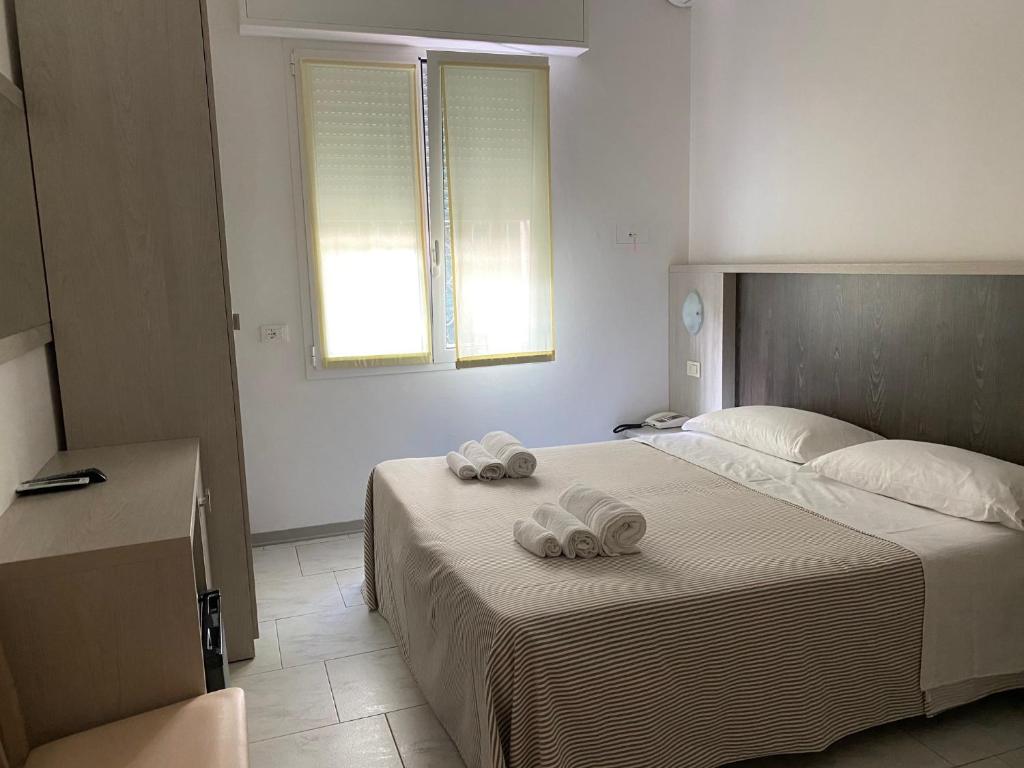 A bed or beds in a room at Hotel Chery