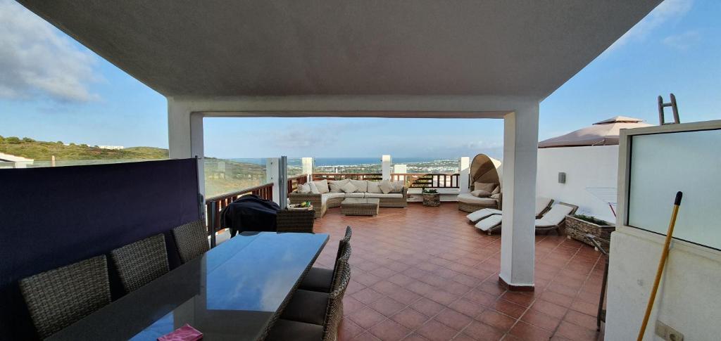 a balcony with a view of a living room at Belle appartement de vacances avec vue sur mer in Tétouan