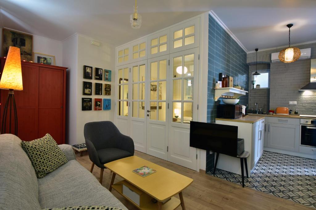 a living room with a couch and a kitchen at Vergeta apartment in Corfu Town