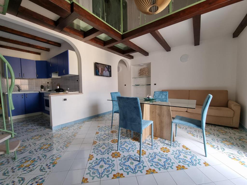 トロペアにあるLady Saturno's Homeのテーブルと椅子のあるキッチンとリビングルーム