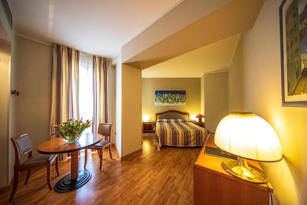Postel nebo postele na pokoji v ubytování Intra Hotel