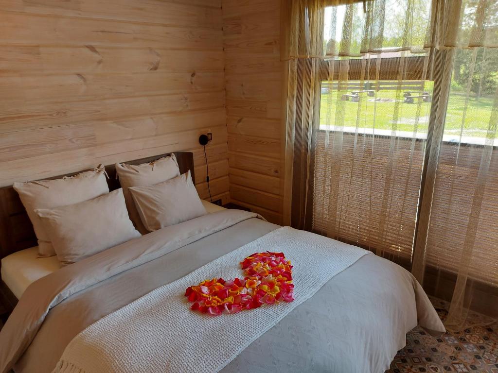 Postel nebo postele na pokoji v ubytování Rīteņi
