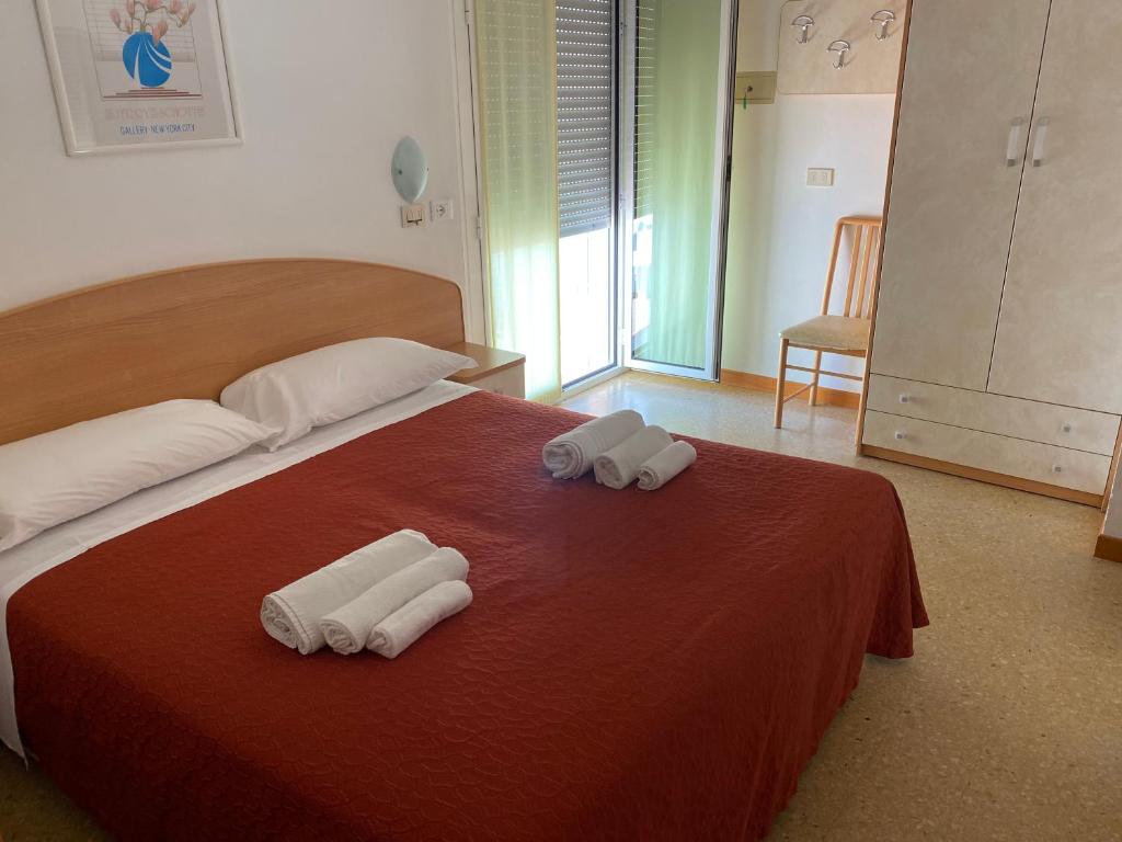 A bed or beds in a room at Hotel Chery