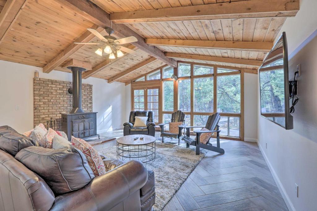 Posezení v ubytování Flagstaff Vacation Rental, 3 Mi to Downtown!