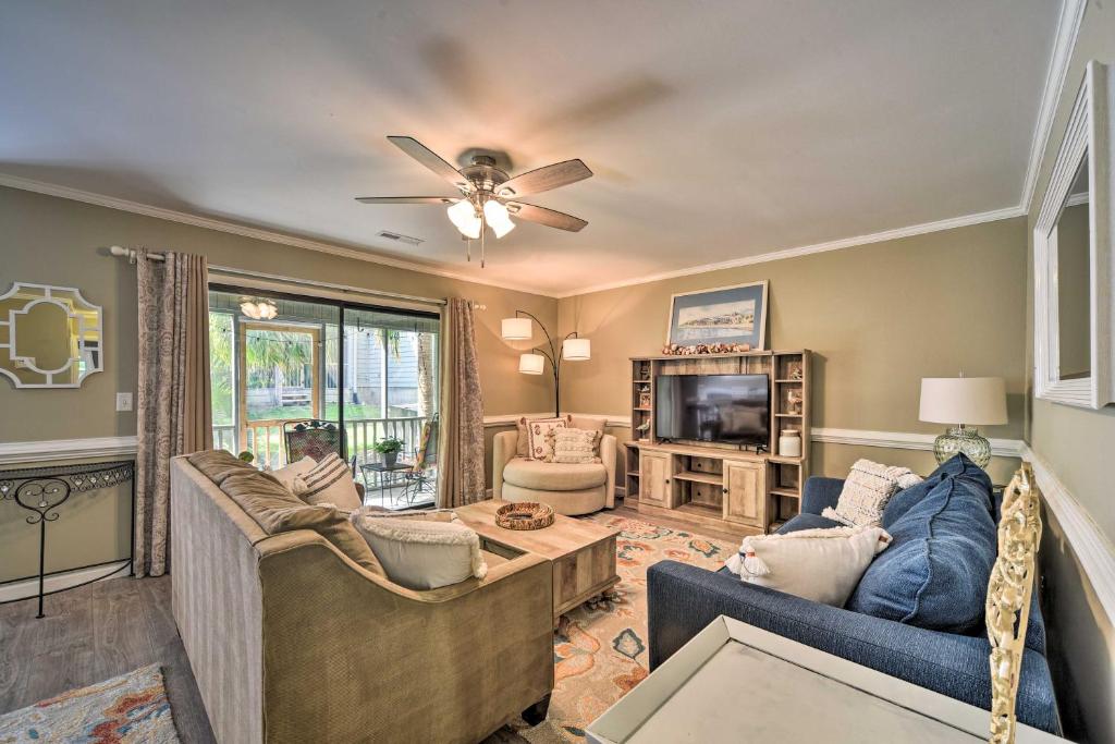 uma sala de estar com dois sofás e uma televisão em Pet-Friendly Condo with Patio and Community Pool em Charleston