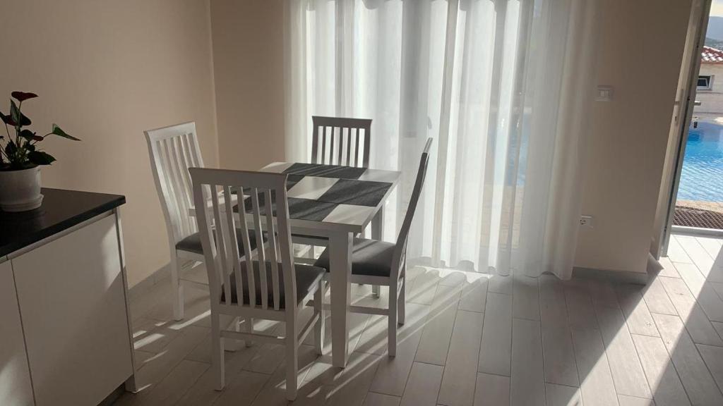 Fotografie z fotogalerie ubytování VILA LLANO v destinaci Vlorë