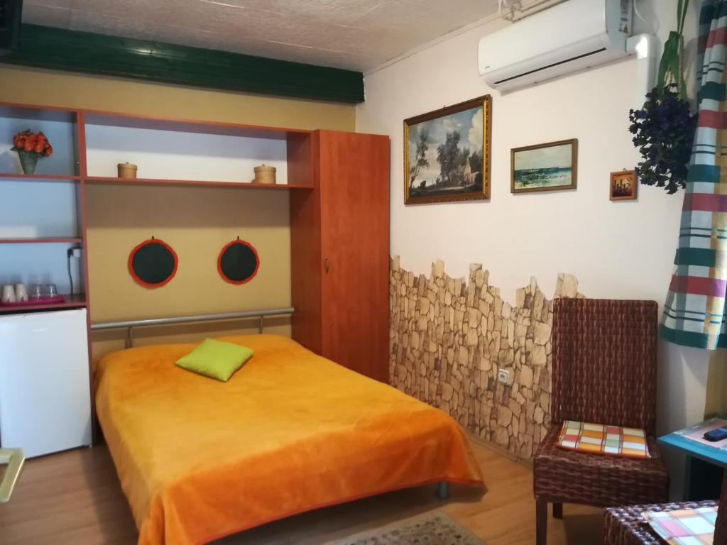 Un pat sau paturi într-o cameră la Castello Vendég és Apartmanház