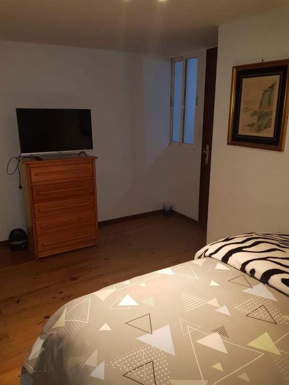 A television and/or entertainment centre at Central Apartment Madrid