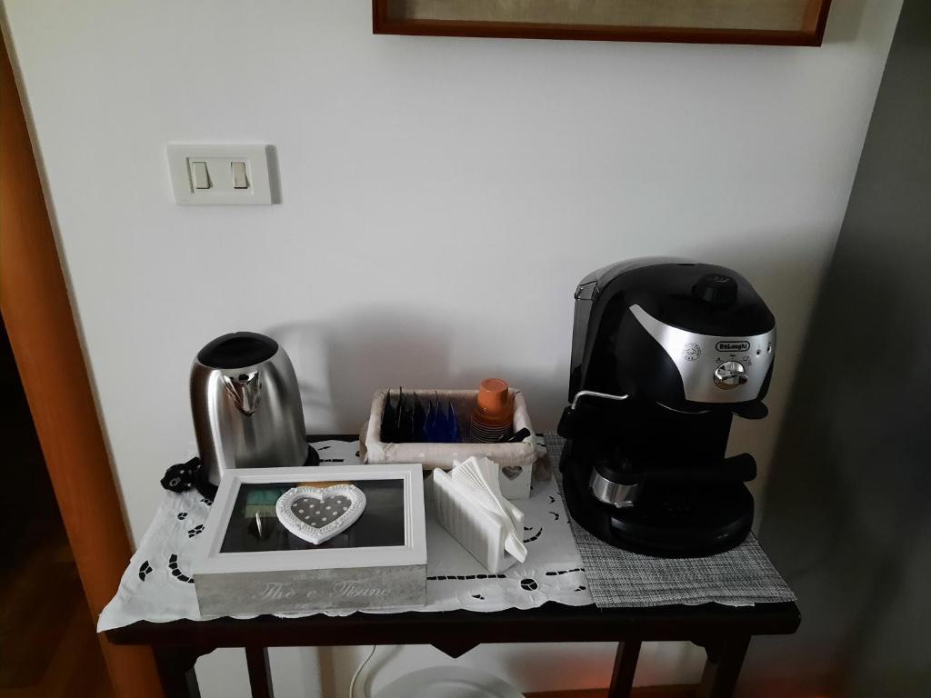 Příslušenství pro přípravu čaje a kávy v ubytování B&B Ninedda